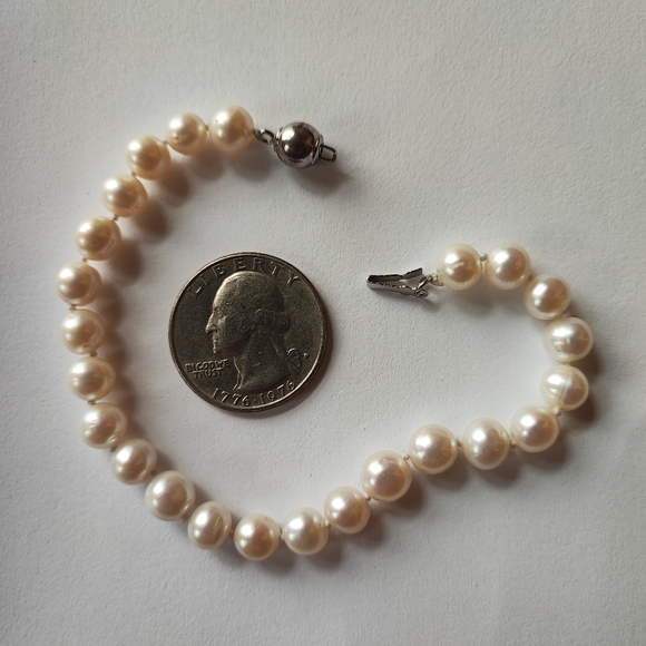 Pair of Gritty Cultered Pearl Bracelets Garnets Gold Tone Fancy Clasp EUC Pearls - Picture 8 of 12